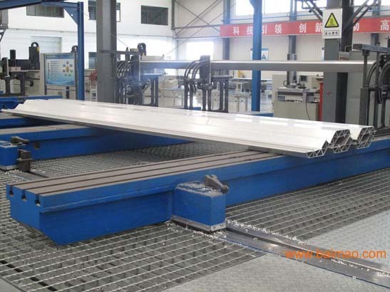 鋁型材擠壓設備